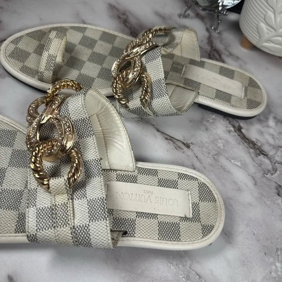 Stylish Checkered Sandals with Gold Chain - Picture 2 of 2